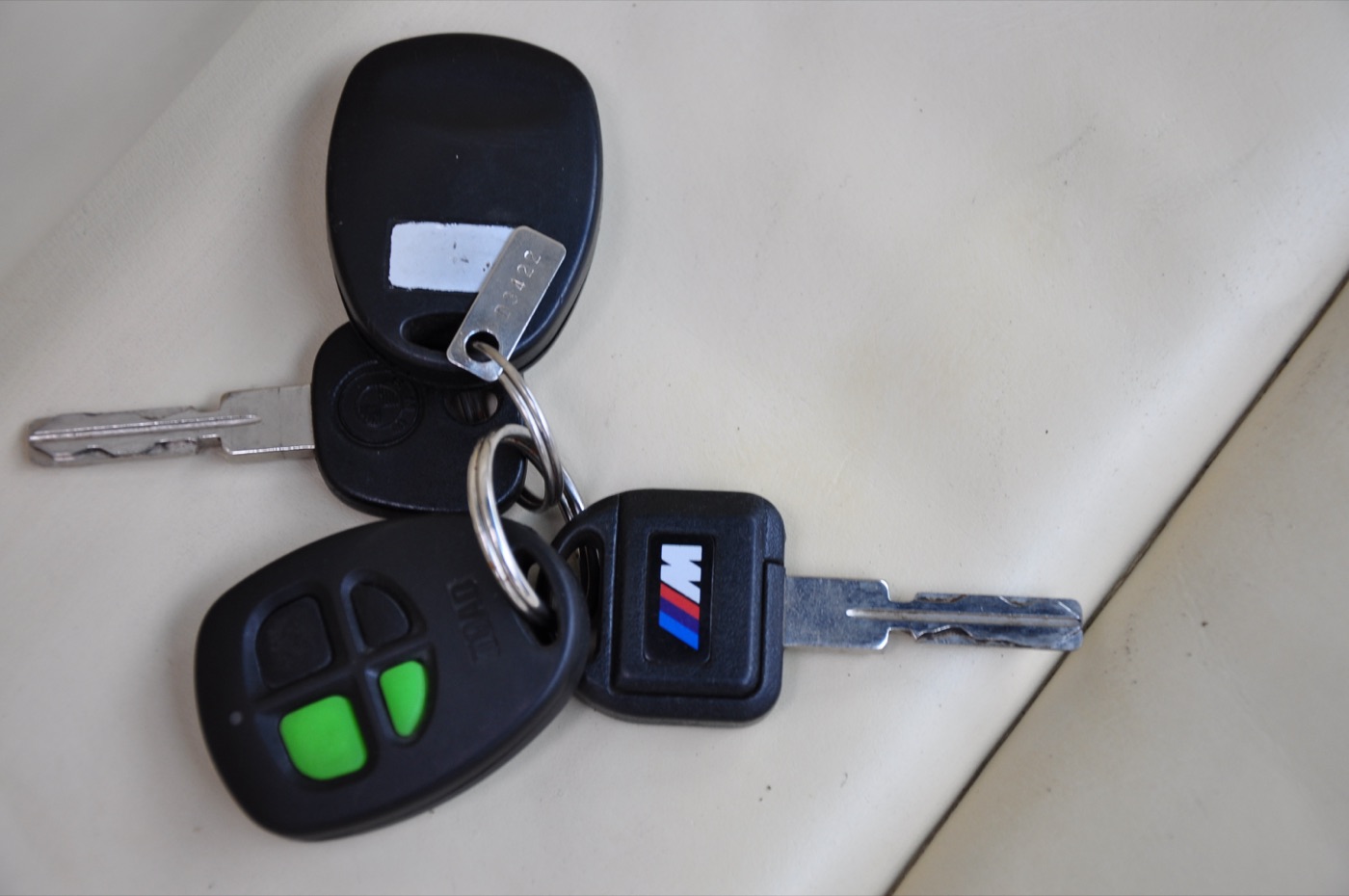 BMW anahtarları ve sonradan takılmış alarm kumandası
